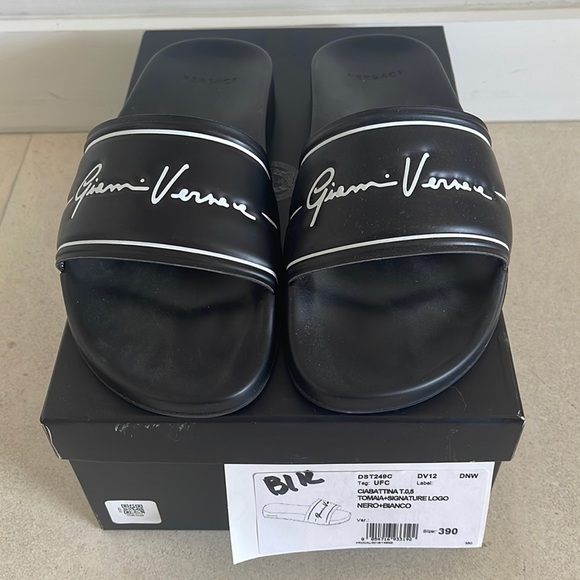 PRE-OWNED - Versace Gianni Versace DST249C Signature Pool Slides. SIZE 39 BLACK - Picture 2 of 6